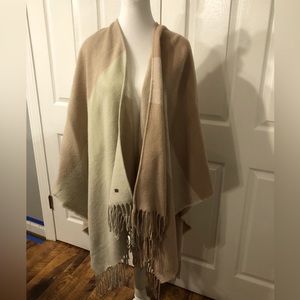 Women’s cozy cape in beautiful earth tone colors.